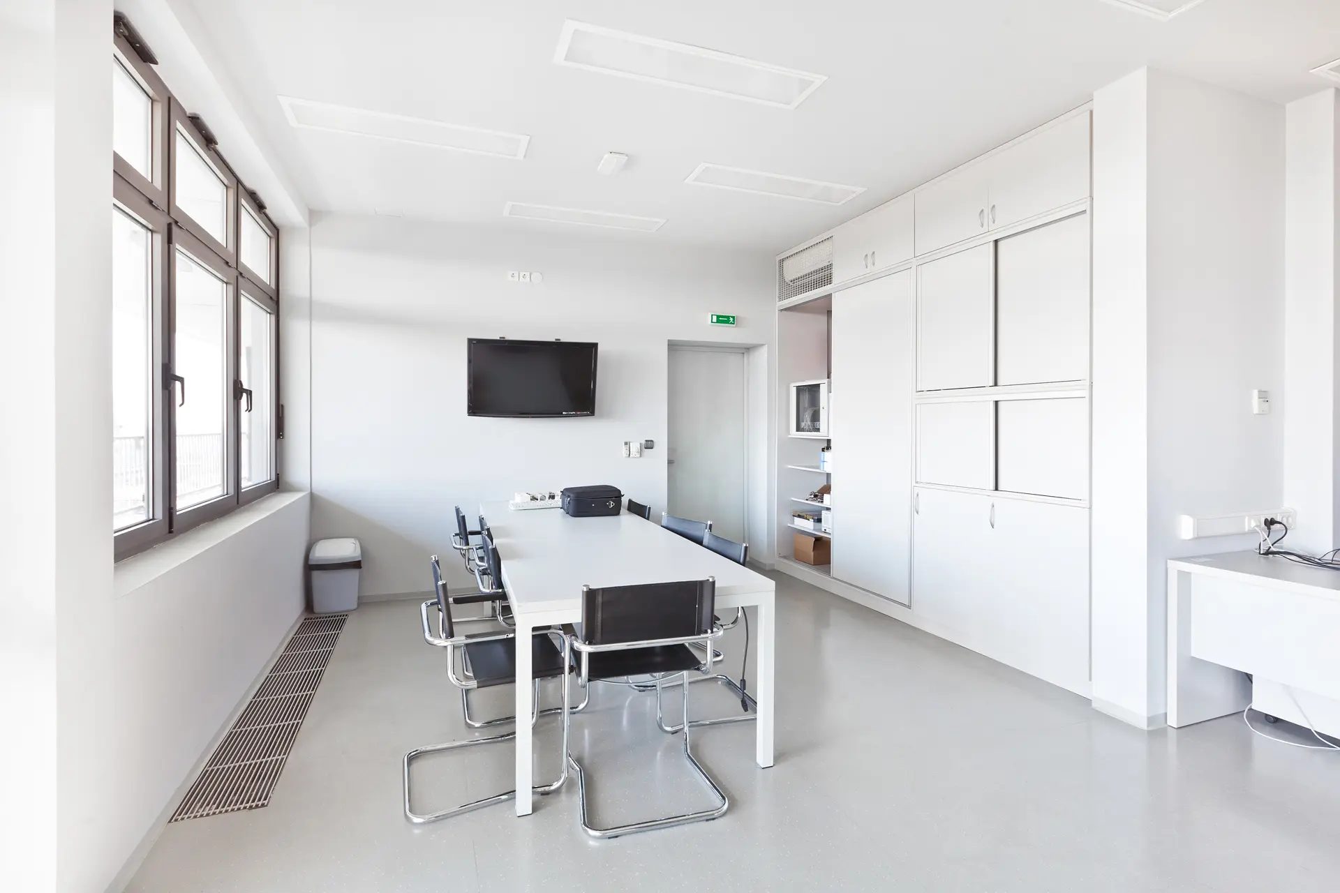 Oficina con paredes pintadas de color blanco