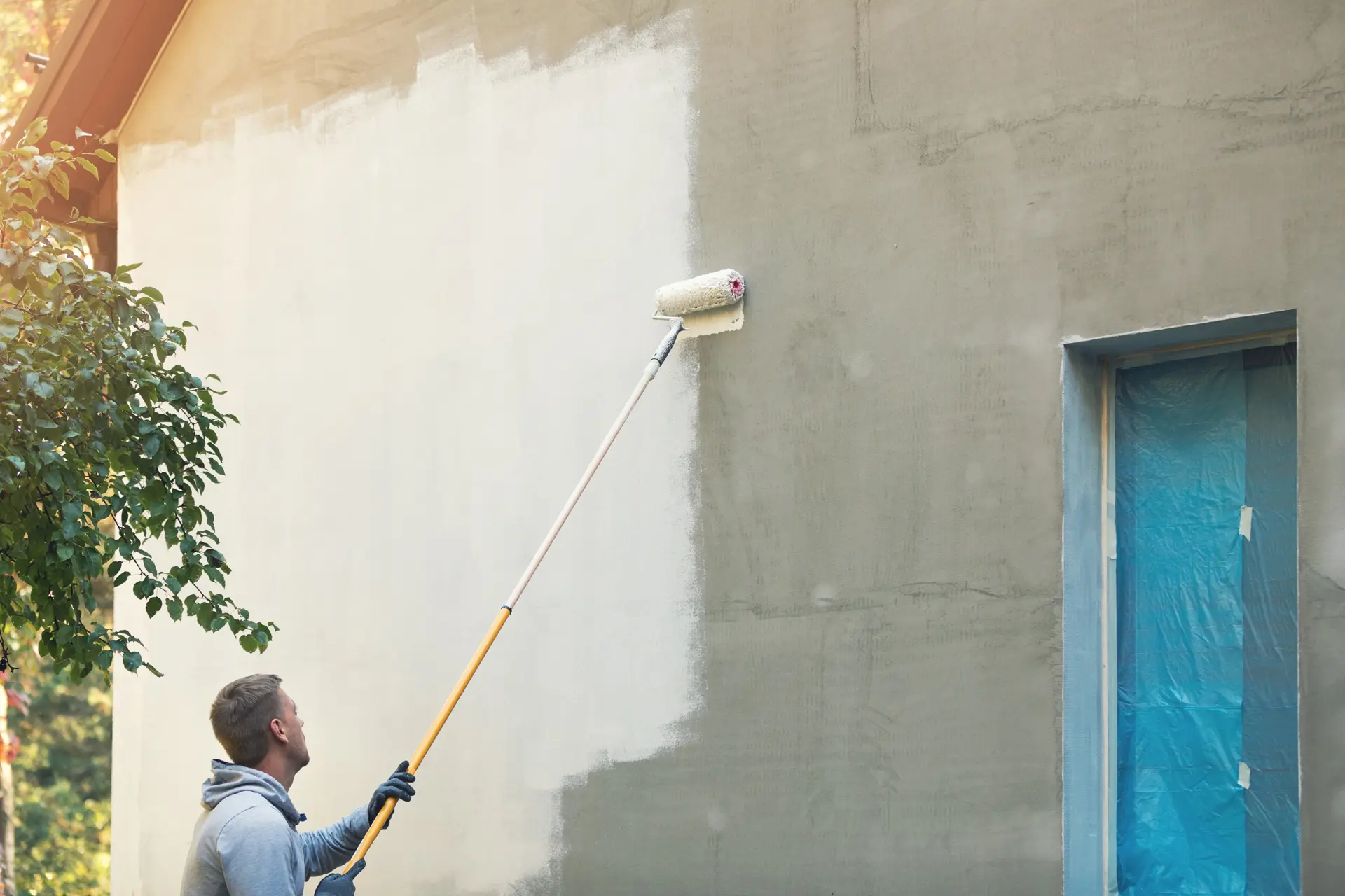 Pintor trabajando en una fachada en Huelva