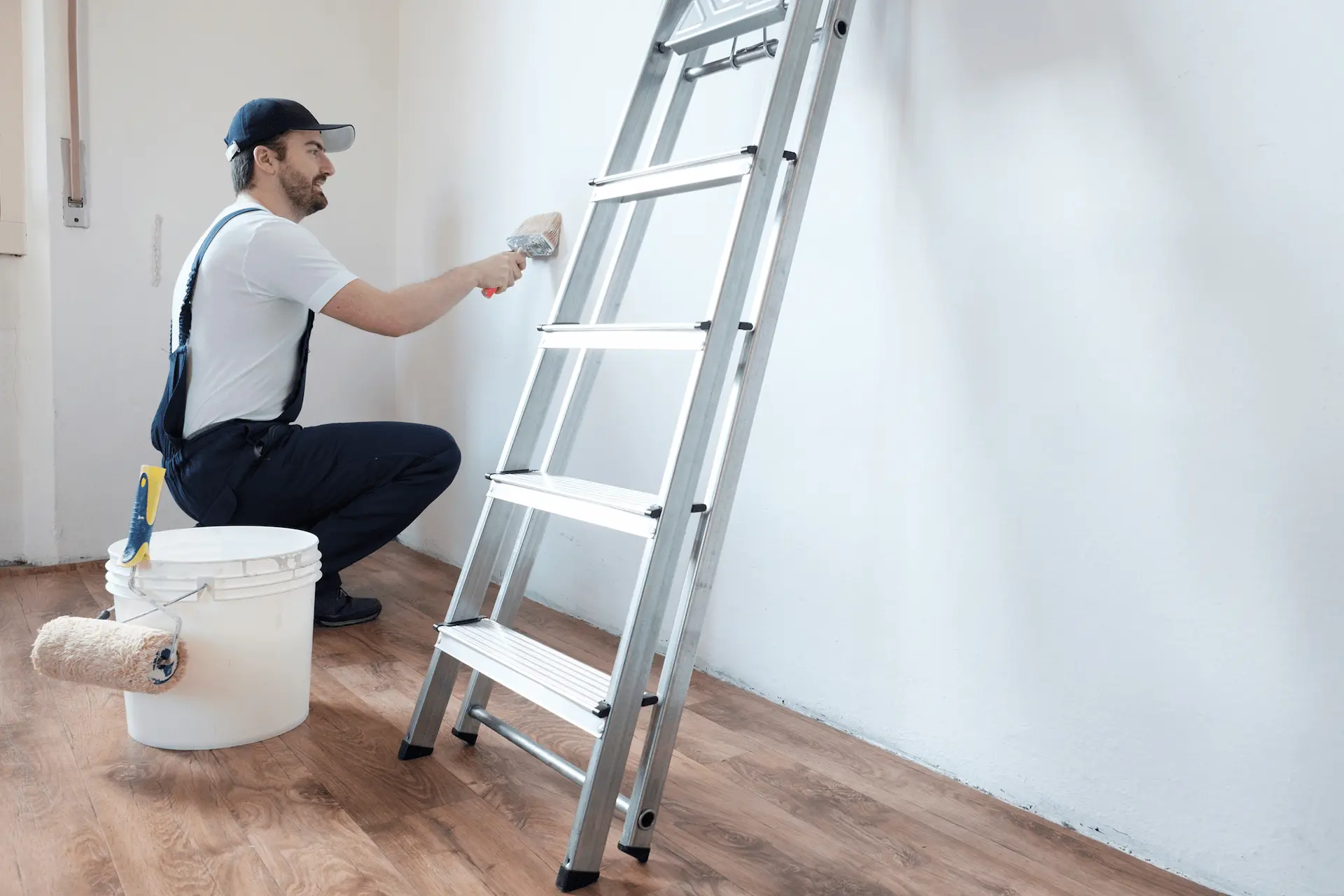 Pintor de pisos trabajando en una pared